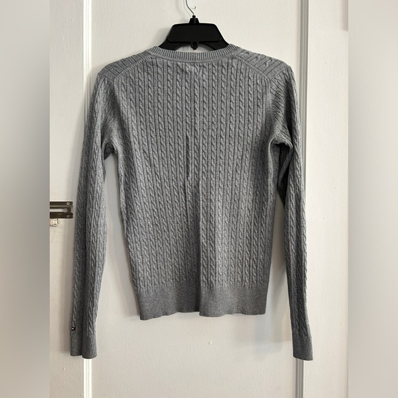Tommy Hilfiger women’s S grey cable knit pima cotton v-neck sweater - Picture 4 of 4